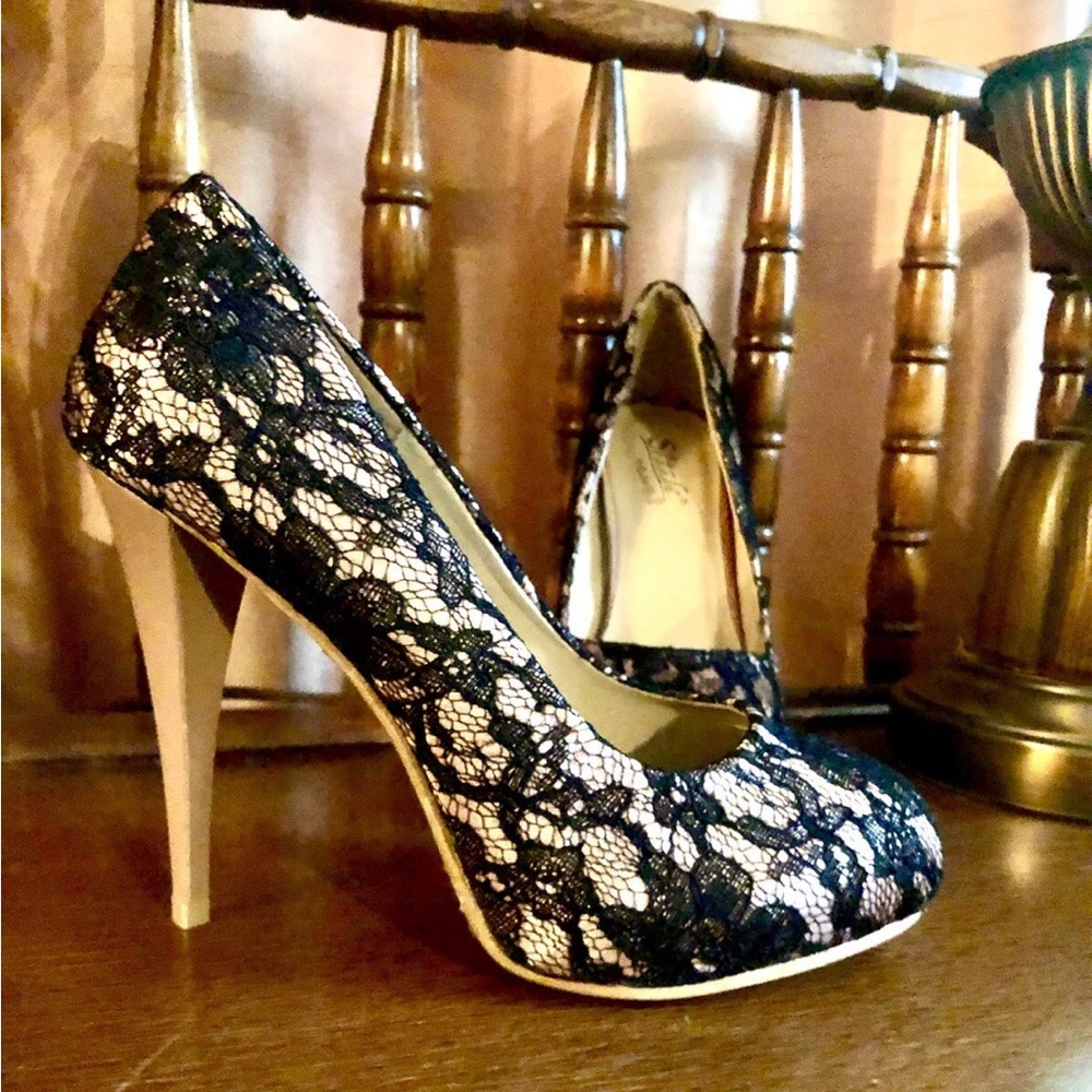New NIB Coloriffics nude black lace heels size 6.5